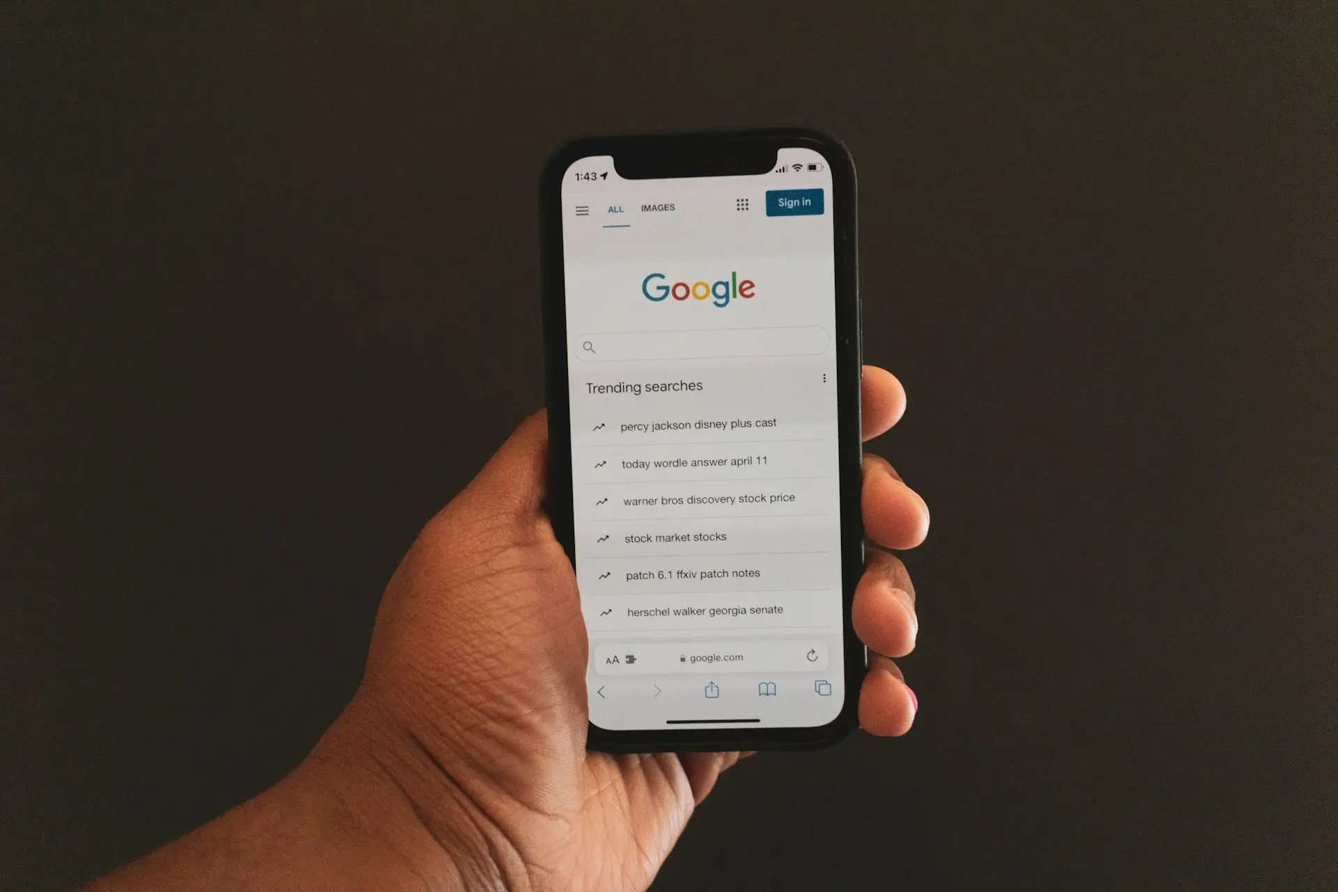 Recherche Google depuis un smartphone, illustrant le référencement local à Montpellier