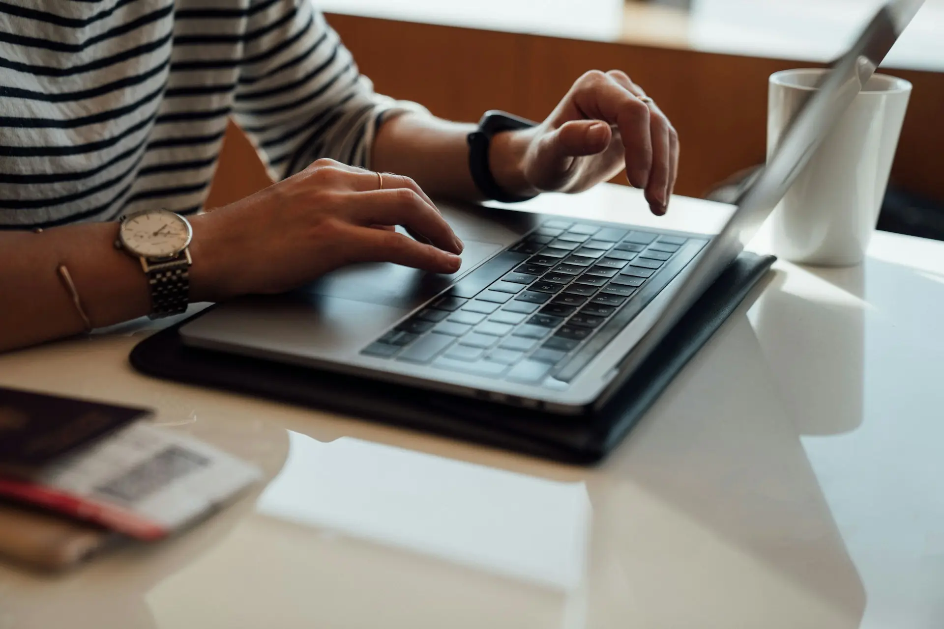 Travail de rédaction et d'optimisation SEO sur ordinateur